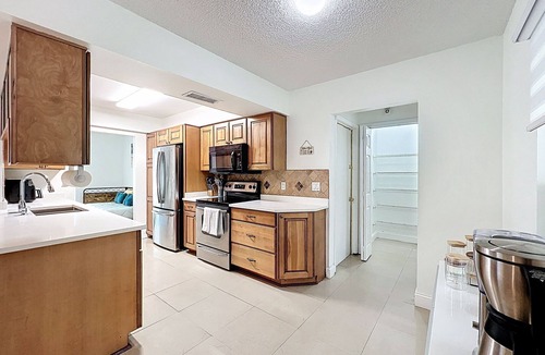 Bloomingdale House | Fully Furnished 4BR Home w/A/C Wi-Fi, Free Parking – Quiet Near Tampa