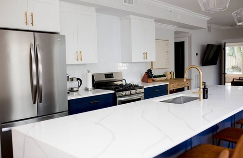 Sailboat Bend Apartment | Fully renovated - 12ft island - 1.2G Wifi