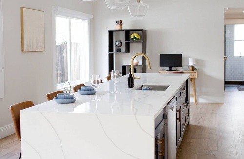 Sailboat Bend Apartment | Fully renovated - 12ft island - 1.2G Wifi