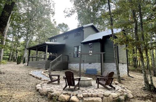 Monteagle House | Fully Stocked Cabin Nestled Among the Trees in Tennessee