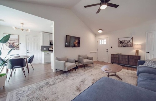 Paw Creek House | Fully Updated 3-BR Ranch Escape—Near USNWC/Airport
