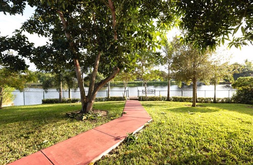 Tropic Palms House | Fun Fishing & Kayaking-Private Home On Canal-Relaxing W/Pool & Spa-WiFi-Near All