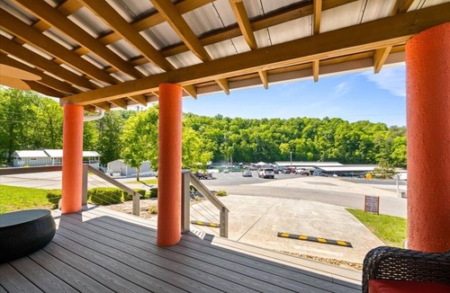 Jacksboro House | FUN TIMES LUXURY RESORT-2BD/1BA-LAKEFRONT-POOL-ARCADE-PLAYAREA-DOG AREA-MARINA