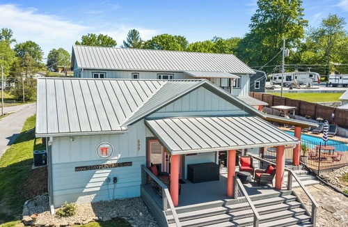 Jacksboro House | FUN TIMES LUXURY RESORT-2BD/1BA-LAKEFRONT-POOL-ARCADE-PLAYAREA-DOG AREA-MARINA
