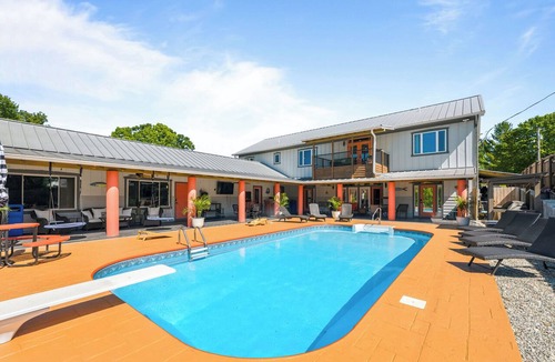 Jacksboro House | FUN TIMES LUXURY RESORT-3BD/2BA-LAKEFRONT-POOL-ARCADE-PLAYAREA-DOG AREA-MARINA