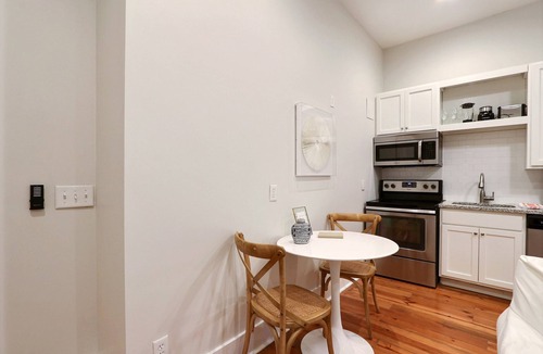 Beach Institute Apartment | Gallery Stays - Parkside Suite - Luxury King Bed