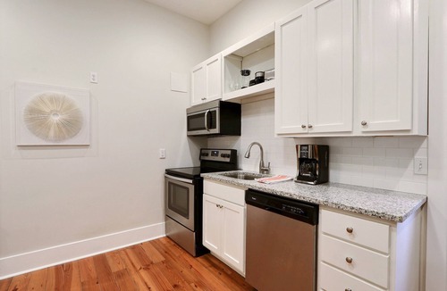 Beach Institute Apartment | Gallery Stays - Parkside Suite - Luxury King Bed