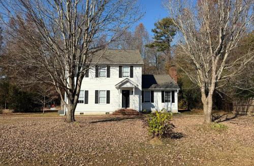 Clayton House | Gamers & Disc Golfers Dream Stay! Spacious 4BR in Peaceful Setting