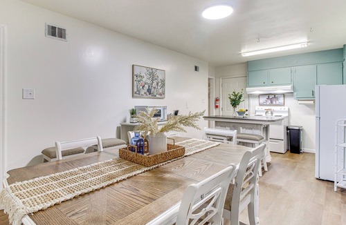 Garden City House | Garden City Home w/Screened Porch: Near Savannah!