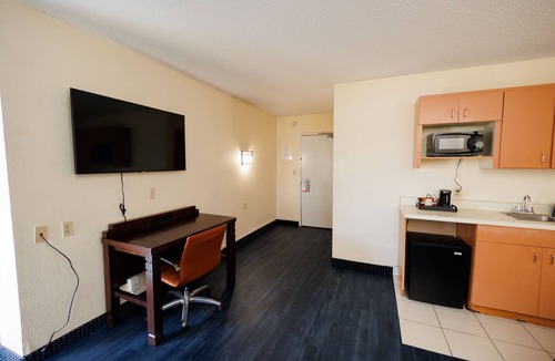 Orlando Hotel | Garnet Inn & Suites, Orlando