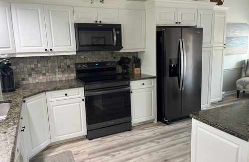 Naples Condo | Gated Community/Lazy River/Pool/Tennis/Granite/Tile/Lanai with Kitchen