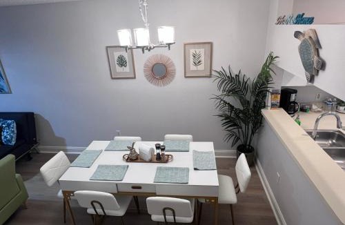 New Tampa House | Gated Stylish 2BR Townhome - KING Bed, Pool, WiFi, Wash & Dry, AC, Private Patio facing preserves, Free Parking - NICE FOR Medical, Business, Groups, Relo - by Moffitt Cancer CTR, Tampa Palms, Hunters Green, Live Oak, Cory Lake, New Tampa, Wesley Chapel