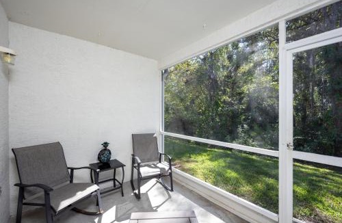 New Tampa House | Gated Stylish 2BR Townhome - KING Bed, Pool, WiFi, Wash & Dry, AC, Private Patio facing preserves, Free Parking - NICE FOR Medical, Business, Groups, Relo - by Moffitt Cancer CTR, Tampa Palms, Hunters Green, Live Oak, Cory Lake, New Tampa, Wesley Chapel
