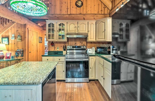 Gatlinburg Cabin | Gatlinburg Log Cabin w/Hot Tub & Mountain Views!