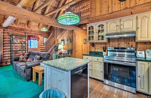 Gatlinburg Cabin | Gatlinburg Log Cabin w/Hot Tub & Mountain Views!