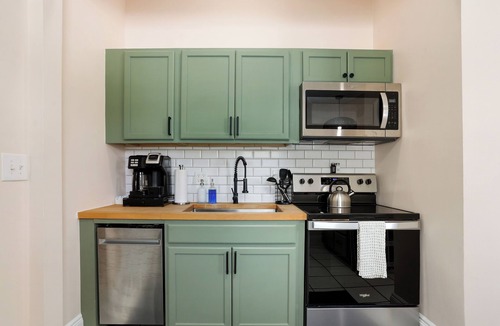 Cann Park Apartment | Georgia Peach Apt Retreat, Walk to SCAD + Starland, 10 Minutes from Downtown