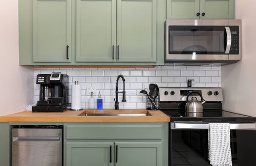 Cann Park Apartment | Georgia Peach Apt Retreat, Walk to SCAD + Starland, 10 Minutes from Downtown