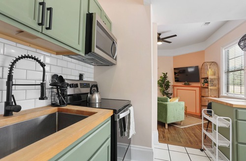 Cann Park Apartment | Georgia Peach Apt Retreat, Walk to SCAD + Starland, 10 Minutes from Downtown