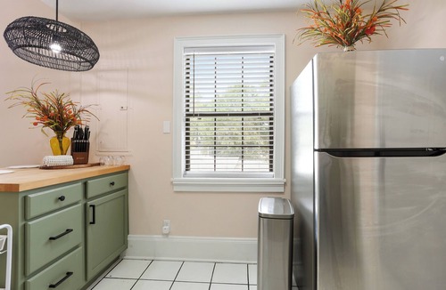 Cann Park Apartment | Georgia Peach Apt Retreat, Walk to SCAD + Starland, 10 Minutes from Downtown
