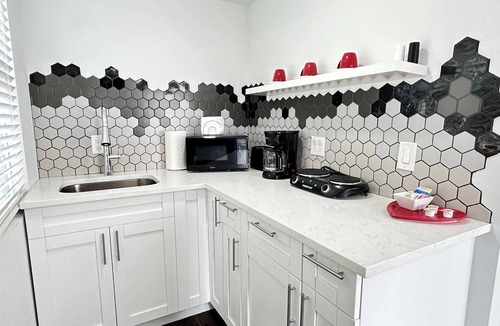 Lutz Apartment | Getaway/Private Suite A, Tranquility 🏡 close to ✈️ beach, mall, park, zoo