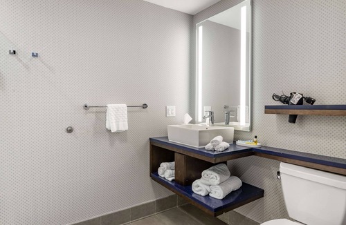 Savannah Hotel | GLō Best Western Savannah-Gateway I-95