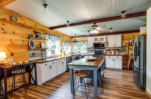 Orangeburg County Cabin | Glamping Cabin on Private Pond w/Deck