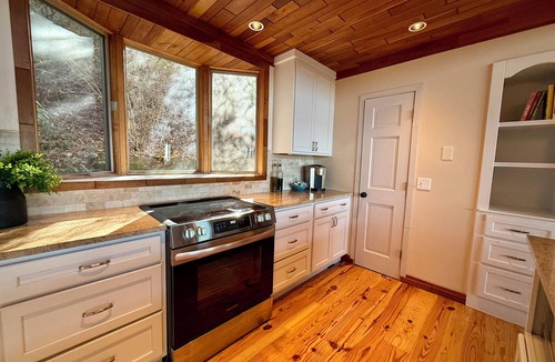 Glenville Cabin | Glenville Lakehouse with Amazing View! 3 bedrooms, elegant & family-friendly!