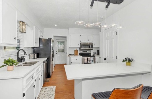 Martinez House | Gorgeous 4-Bedroom House with Parking for 6 Cars in Martinez