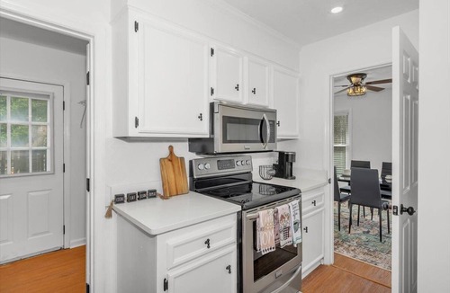 Martinez House | Gorgeous 4-Bedroom House with Parking for 6 Cars in Martinez
