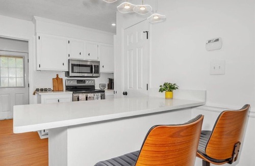 Martinez House | Gorgeous 4-Bedroom House with Parking for 6 Cars in Martinez