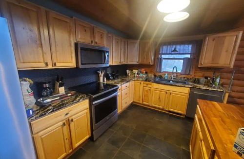 Anderson Villa | Gorgeous Cabin by Lake with Waterview and walking access