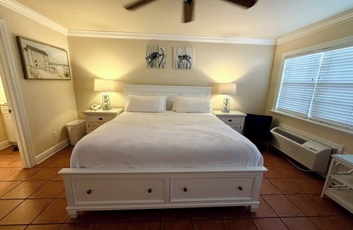 Bradenton Beach Hotel | Gorgeous Hotel Style Island Room