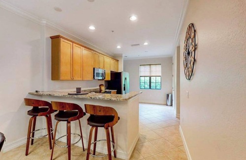 Ole Condo | Gorgeous & modern sunlit oasis with pool, patio, tennis courts, gym, & W/D