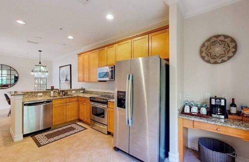 Ole Condo | Gorgeous & modern sunlit oasis with pool, patio, tennis courts, gym, & W/D