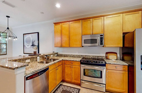 Ole Condo | Gorgeous & modern sunlit oasis with pool, patio, tennis courts, gym, & W/D