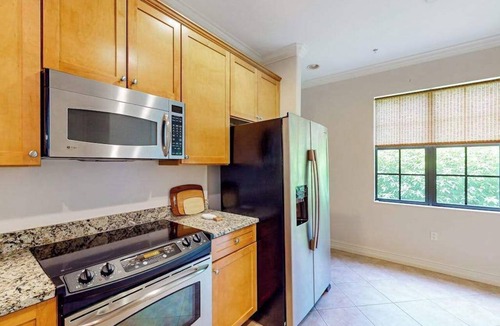 Ole Condo | Gorgeous & modern sunlit oasis with pool, patio, tennis courts, gym, & W/D