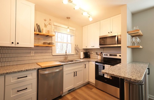 Southwest Raleigh House | Gorgeous Park View Townhome - Close to NCSU, PNC, Carter Finley & Downtown