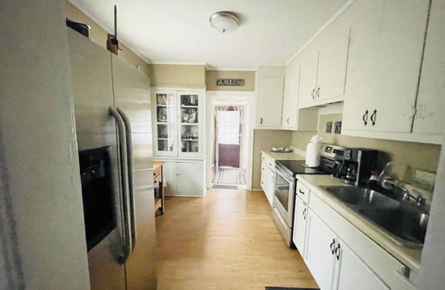 Midtown Cottage | Grandma's Cottage, Free Off-Street Parking, and Library