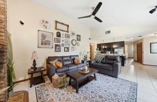 Valrico House | Grandma's Cozy Retreat | Pool Table | 2 KINGS