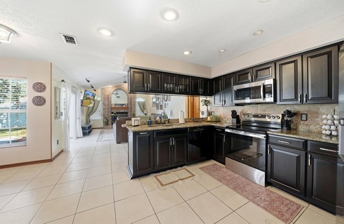 Valrico House | Grandma's Cozy Retreat | Pool Table | 2 KINGS