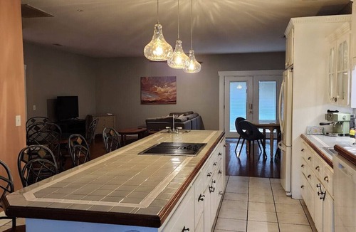 Midway House | Grandma’s House at Mid Way Retro Retreat Pet & Family Friendly