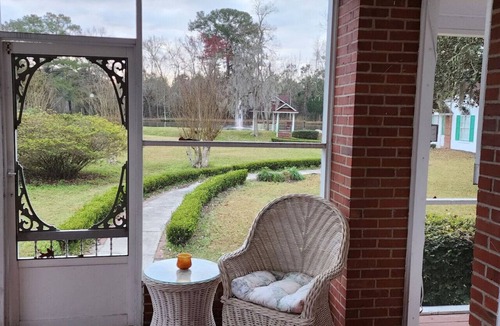 Midway House | Grandma’s House at Mid Way Retro Retreat Pet & Family Friendly