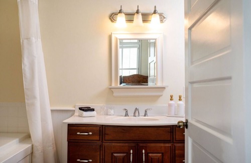 Edenton Bed & Breakfast | Granville Queen Inn Downtown Edenton King Bed 2nd Floor