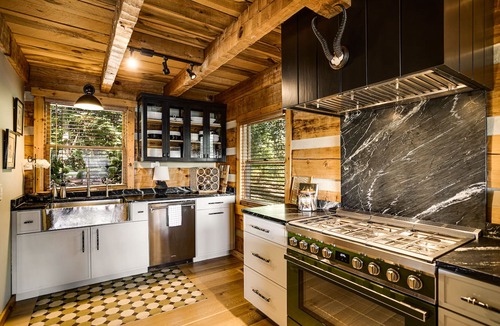 Smithville Cabin | Gray Pine Cabin: A sophisticated rustic retreat overlooking Center Hill Lake