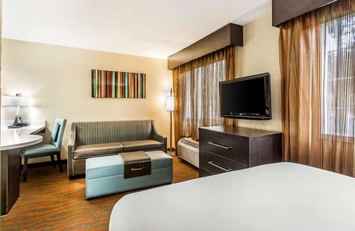 Greer Hotel | Greenville-Spartanburg Intl Double Queen Suite w/BF, Pool