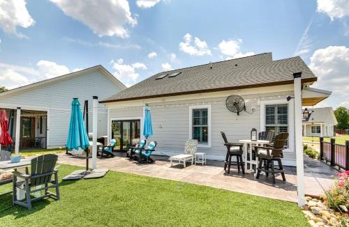 Greenwood House | Greenwood Getaway w/Furnished Patio & Lake View