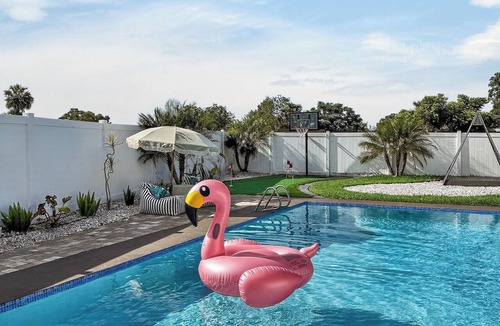 Sky Lake House | Groovy 4bed/2bath home with pool near Florida Mall