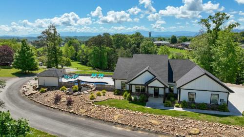 Sevierville House | H2Oasis Incredible Pool Retreat With Mountains Views!
