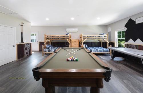 Sevierville House | H2Oasis Incredible Pool Retreat With Mountains Views!