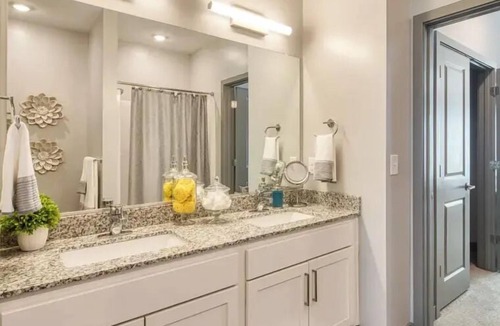 Coliseum Central Apartment | H4N Ellipse Urban | 1Bd Apartment Near Peninsula Town Center